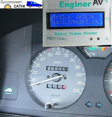 le tableau de bord du Berlingo et le moniteur des batteries LiFePO4 de Enginer.US / the Berlingo's control panel and the displays of the Enginer's LiFePO4 batteries